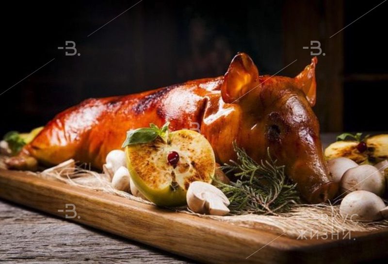 Запеченный фермерский молочный поросенок