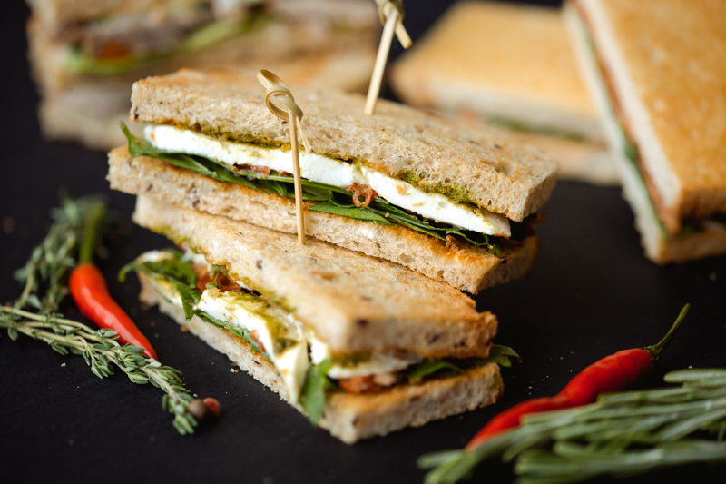 Мини-сэндвич с сыром Тофу и салатом