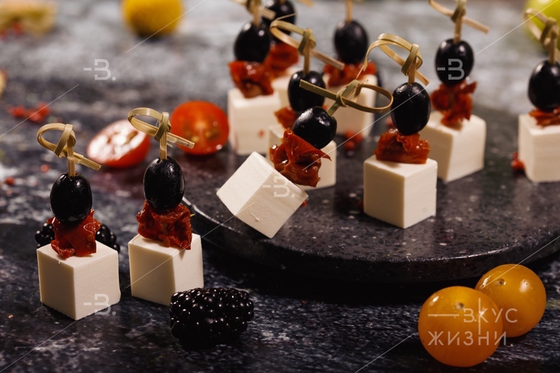 Канапе Фета с вяленым томатом и маслиной