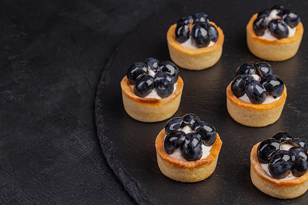 Свежая голубика с Фромаж Блан в песочной тарталетке
