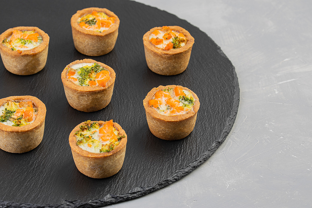 Мини киш на б/г основе с семгой и брокколи