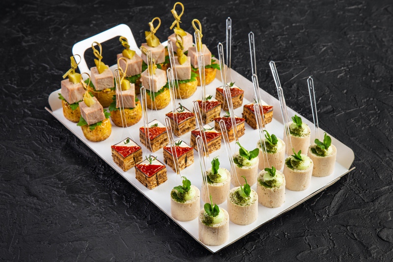 Трио канапе буженина, сыр фета и цыпленок