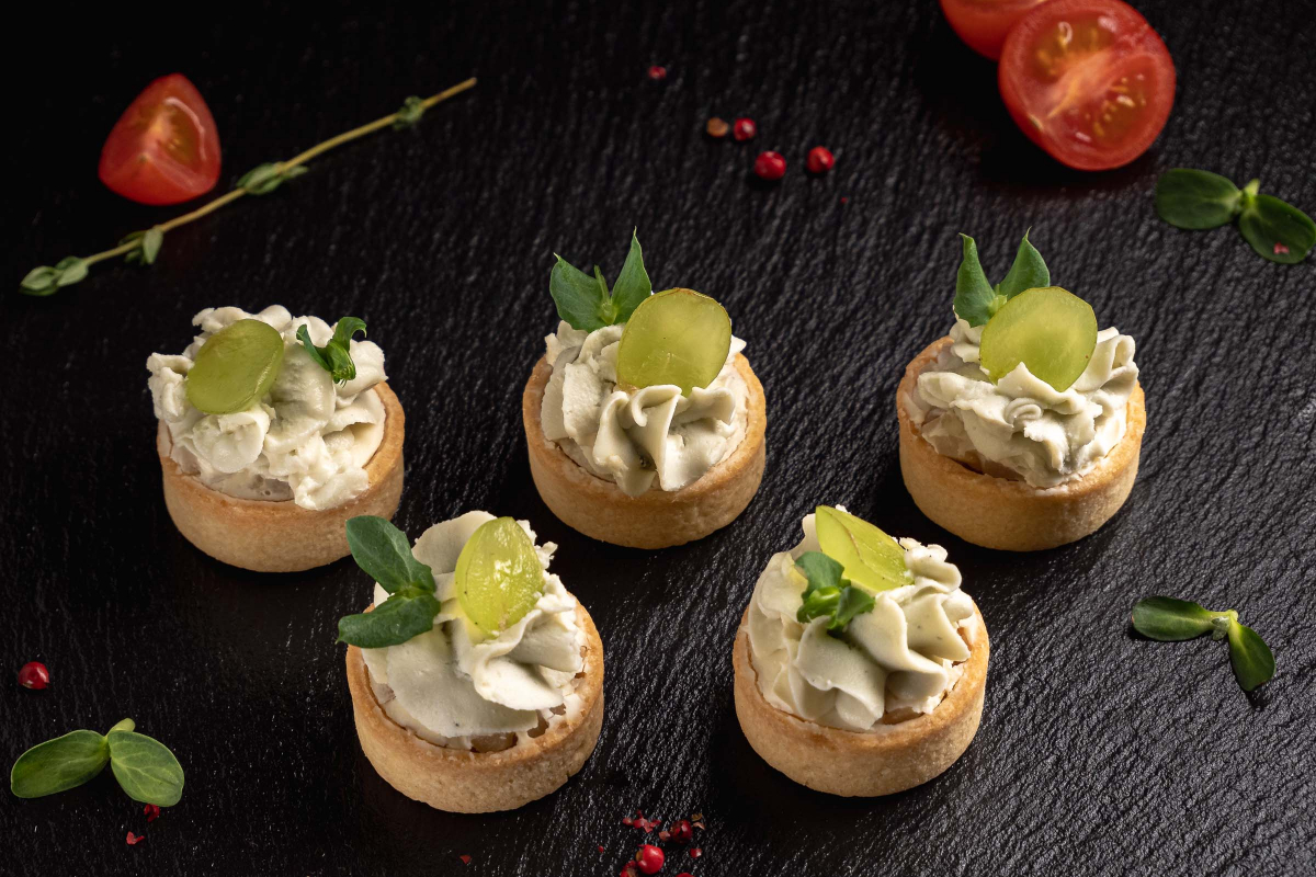 Тарталетти с Дор блю/груша/виноград