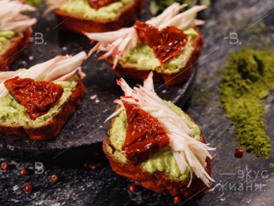 Брускетта с гуакамоле, снежным крабом и вялеными томатами