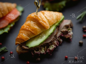 Мини-круассан с ростбифом 