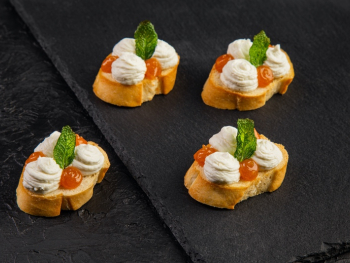 Брускетта с муссом Дор-блю и конфитюром