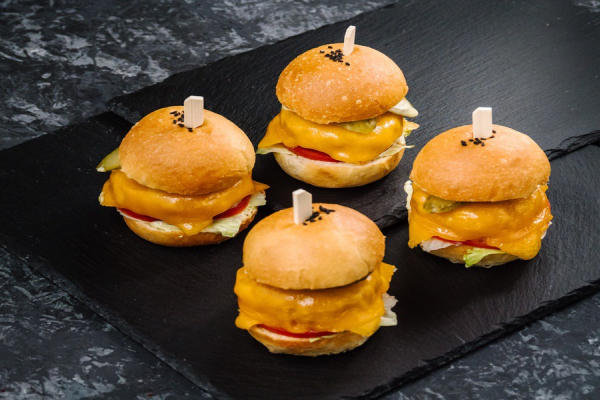 Бургер мини со свиной котлетой и беконом