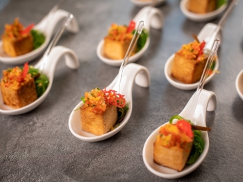 Канапе Тофу с овощным конкассе и водорослями Чука