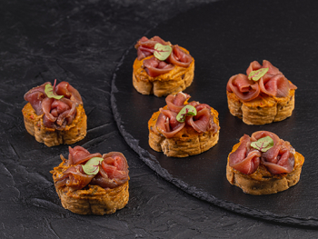 Брускетта с вяленой уткой