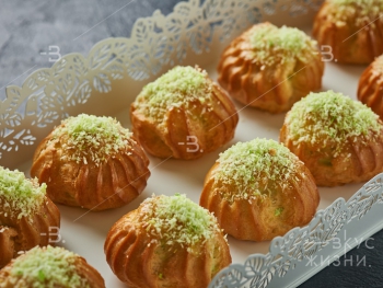 Профитролли с заварным кремом и фисташковой крошкой