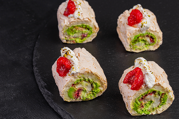 Меренговый рулет с фисташками