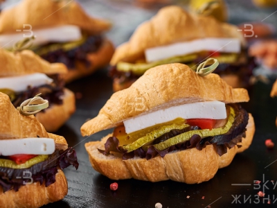 Мини-круассан с домашним сыром и сладким перцем 