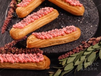 Мини-эклер с муссом из лосося и кремом тобико