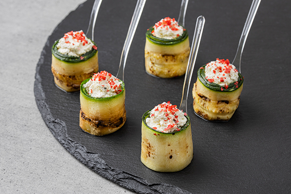 Канапе Ролл из цукини с творогом и розовым перцем