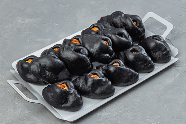 Мини пирожок черный с лососем