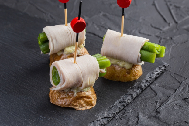 Рулет из индейки с картофелем и фасолью