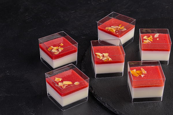 Панна Котта с малиновым топпингом и лепестками миндаля