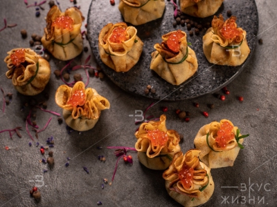 Мини-креп с сёмгой и красной икрой