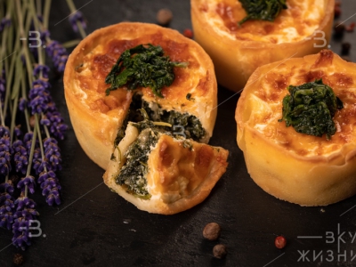 Мини-киш со шпинатом и сливками