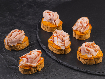 Брускетта с пастрами и соусом из печеных овощей