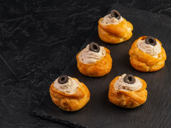 Профитроли с нежным муссом из тунца