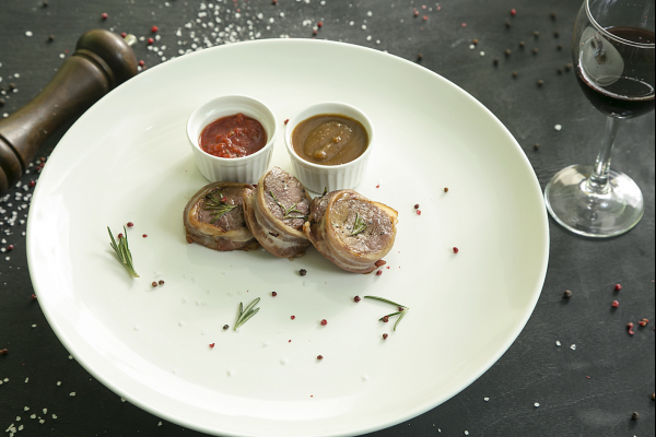 Медальоны из телятины в беконе