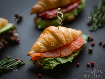 Мини-круассан с сёмгой, руколой и вялеными томатами