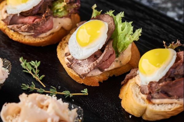 Брускетта с ростбифом