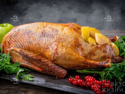 Гусь фермерский запеченный с яблоками на зерновом откорме