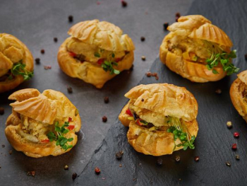 Профитроли с печеными овощами и хумусом