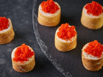 Канапе Блинный ролл со сливочным сыром и красной масаго