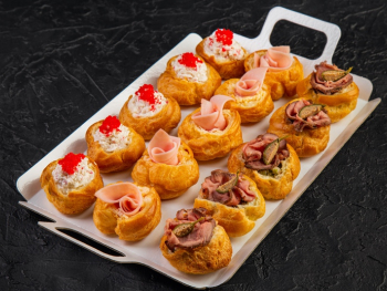 Трио профитролей с ростбифом, снежный крабом и ветчиной