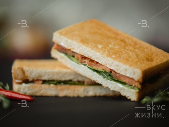 Мини-сэндвич с сёмгой, сливочным сыром и вялеными томатами