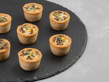 Мини киш на б/г основе куриным жульеном