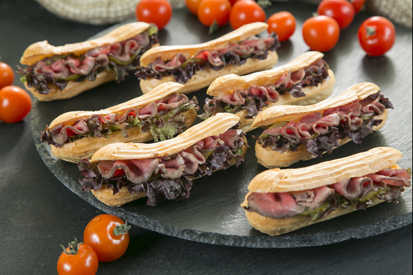 Эклеры с ростбифом и маринованными огурчиками