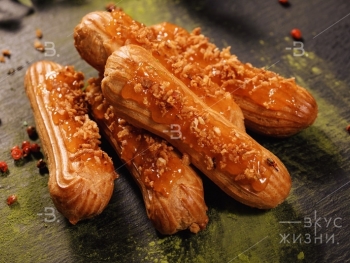 Мини-эклер с паштетом и абрикосовым конфитюром