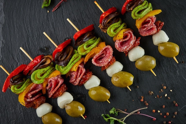 Антипасти на шпажках с Салями Милано