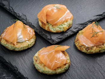 Лосось на оладушке из цукини со сметаной