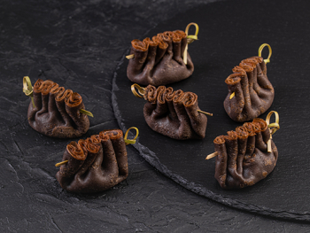 Шоколадные блины с вишней