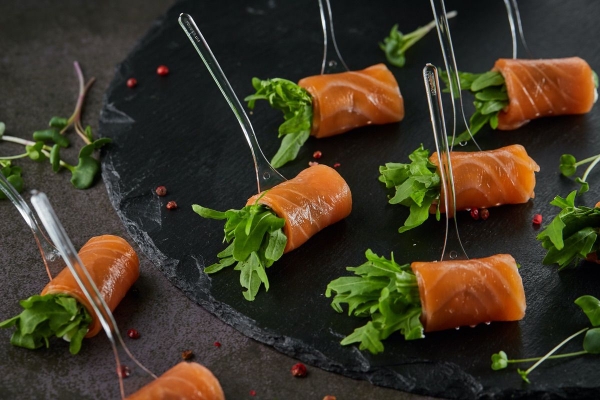 Канапе Ролл из сёмги со сливочным сыром и рукколой