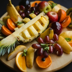 Фруктовая тарелка с ананасом