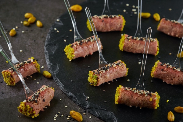 Канапе Ростбиф с овощами, фисташками и кунжутом