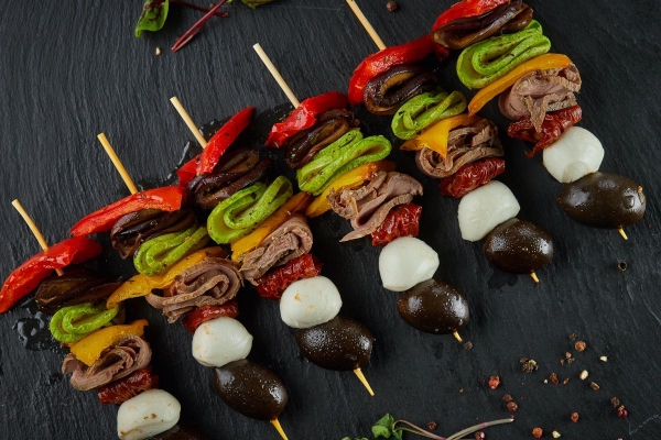 Антипасти на шпажках с Ростбифом