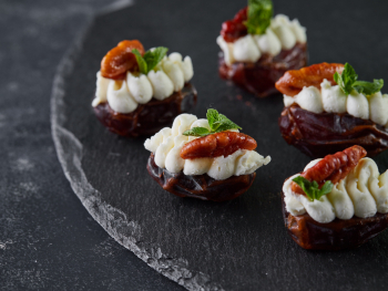 Конфета из фиников с грецким орехом