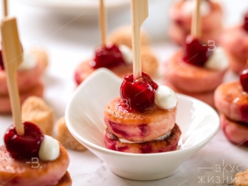 Мини-сырники с вишней 