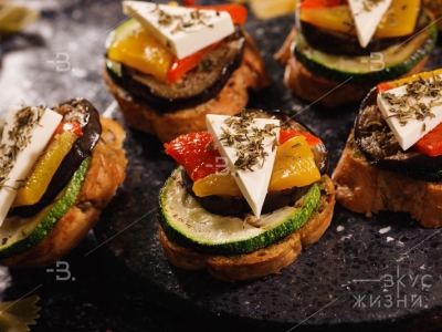 Брускетта с печеными овощами и сыром Фета