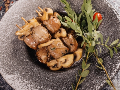 Брошет из свиной вырезки с шампиньонами