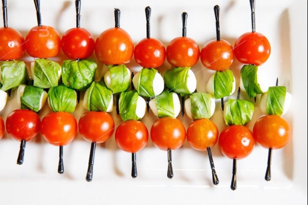 Канапе Мини-моцарелла с черри и базиликом