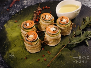 Рулетики из филе сёмги в ломтике цукини  