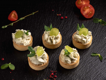 Тарталетти с Дор блю/груша/виноград